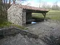 Lavoir situé au centre du village. Utilisé jusque dans les années 60, puis tombé en ruine, il a finalement été restauré en 2000.