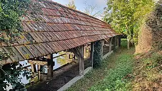 Photographie de l'extérieur du lavoir public du bourg.