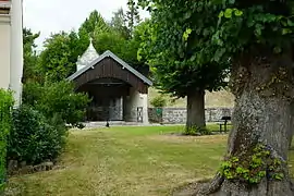 Le lavoir et la chapelle.