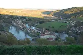 Lavoûte enserrée par l'Allier vue depuis le hameau du Bois.