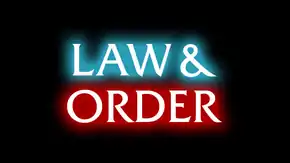 Law écrit en bleu et Order écrit en rouge sur un fond noir.