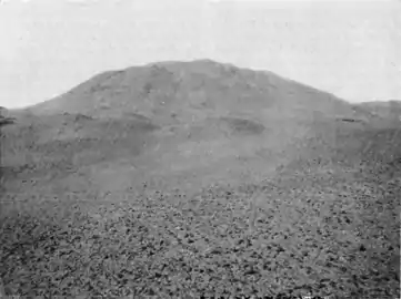 Pyramide vue de l'est, avant les fouilles de 1910-1911