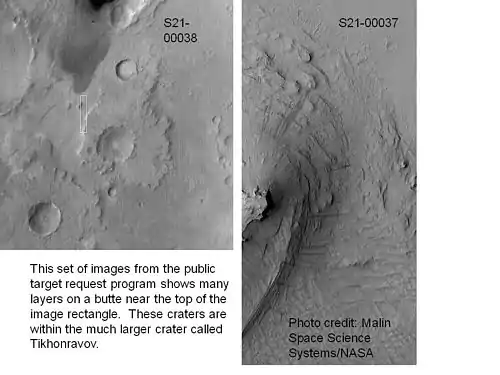 Strates dans un vieux cratère d'Arabia. Ces strates pourraient être d'origine volcanique, formées par le vent ou constituées par des dépôts lacustres. Les cratères sur la gauche sont des cratères à piédestal.