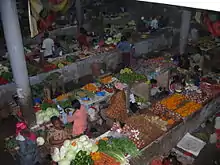 Vue intérieure du marché de Nkembo à Libreville