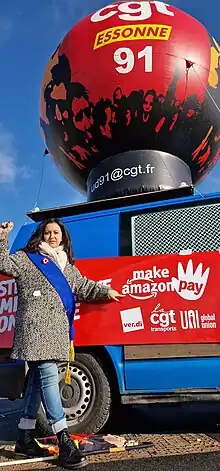 Leïla Chaibi durant une journée de mobilisation internationale contre le géant du commerce en ligne.
