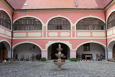 Château de Lešany : cour intérieure.