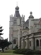 Bas-côtés vues de l'extérieur, tour de la cathédrale et petite tour de la sacristie.