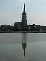 L'église paroissiale Saint-Martin : le clocher se mirant dans les eaux de l'étang du Pertre.