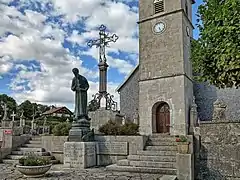 La statue d'Étienne-Théodore Cuenot devant l'église du Bélieu.