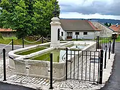 Le lavoir-abreuvoir.