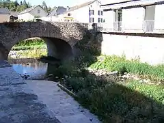 Le Béthuzon se jette dans la Jonte juste au-delà du pont.