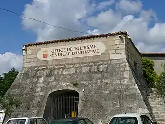 La base de l'ancien donjon.