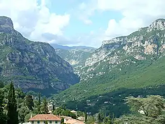 Les gorges du Loup vues de la place de l'Église.