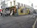 Au croisement de la place Jean-Jaurès et de la rue Saint-Pierre, une route à double voie entourait les quatre côtés de la Plaine, laissant peu de place au trottoir et aux terrasses des commerces.