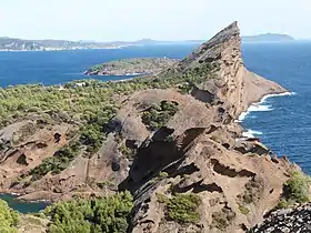 Le Bec de l'Aigle et derrière l'île Verte vus depuis le nord-ouest.