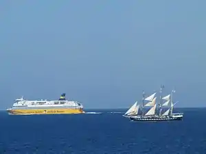 Le Belem dans le sillage du Mega Smeralda au large de l'Ile Rousse en Corse en 2011.