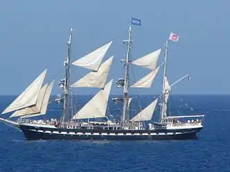 Le Belem quittant L'Île-Rousse en septembre 2011, voiles d'étai déployées.