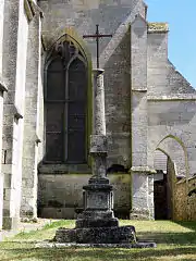 Croix à côté de l'église.