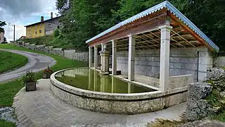 Le lavoir-abreuvoir semi-circulaire.