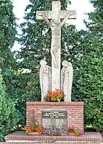 Le calvaire sert de monument aux morts.