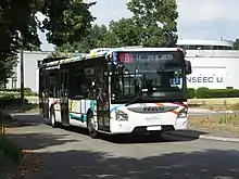 Photographie en couleurs d’un bus standard circulant dans le campus du Bourget-du-Lac en juillet 2020.