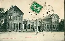 Le bâtiment voyageurs vue de la cour de la gare vers 1900