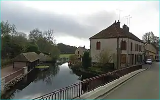 Tannerre-en-Puisaye, rue Saint-Blaise.Bras principal du Branlin au nord, vue amont