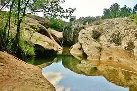 Le ruisseau des Mines, un des deux ruisseaux qui alimentent le lac au Sud.