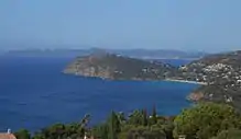 Vue occidentale du Cap Nègre et de ses falaises, depuis l'antenne-relais du Rayol-Canadel.