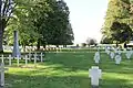 Croix en pierre comportant chacune les noms de plusieurs soldats allemands.