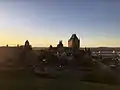 Le Château Frontenac 2018 vu de loin, avec derrière le coucher du soleil