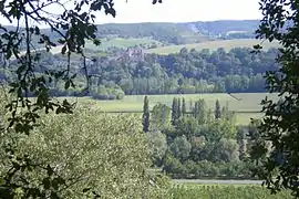 Le château des Milandes perçu depuis les coteaux de Saint-Vincent-de-Cosse.