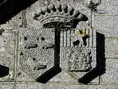 Chapelle funéraire des Le Mercier des Alleux - Bucher de Chauvigné. Cimetière paroissial du Châtellier (35). Blasons de Saturnin Le Mercier des Alleux et de Marie-Caroline Bucher de Chauvigné.