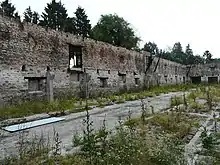 L'intérieur en ruines de l'ancienne forge de Bessous.