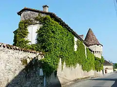 La façade orientale longe la rue de la Faurie.