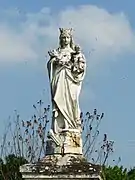 La statue de la Vierge à l'enfant, au lieu-dit les Roches.