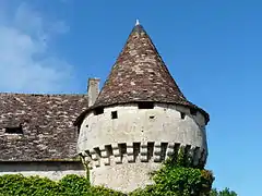 Le chemin de ronde de la tour fortifiée.