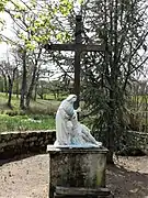 Le calvaire avec une statue de Pietà.