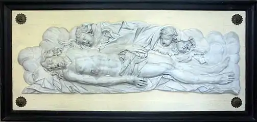 À gauche Guillaume de Paris (XIIIe siècle), au centre le Christ mort, et à droite la dalle de Thierry de Machault et de son épouse.