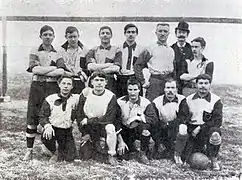 Le Club français opposé aux English Ramblers en décembre 1897. Fraysse est au 1er rang à droite.