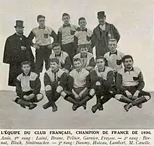 Le Club français, champion de France de football en 1896 (Garnier est le quatrième joueur assis au premier rang).