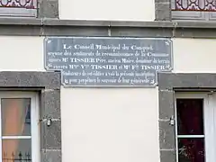 Plaque de remerciement envers la famille Tissier apposée par la municipalité du Conquet sur la façade de l'école publique Jean Monnet.