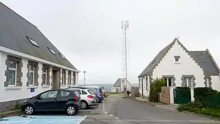 Les bâtiments et l'antenne de "Radio Le Conquet" à la Pointe des Renards (désormais siège du Parc naturel marin d'Iroise).