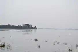 Corps de garde encerclé par la mer montante.