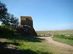 Le corps de garde face à la baie.