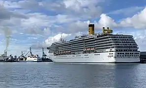 Le Costa Mediterranea dans la rade.