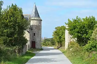 Tour du manoir de Kervaudu.