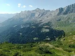 Vue général du Dérochoir depuis le massif de Pormenaz à l'est.