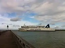 Le Deal Seaways, ex Barfleur, passant les jetées du port de Calais.