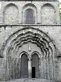 Portail aux fines colonnettes prolongées par des tores de même section avec minces chapiteaux sans tailloir (collégiale Saint-Pierre du Dorat, Haute-Vienne).